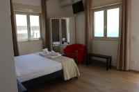 Zimmer mit Queensize-Bett und Meerblick