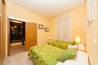Apartment with a single and double bedroom
