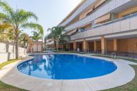 Hill apartment with terrace, parking, pool & paddle court - B&B