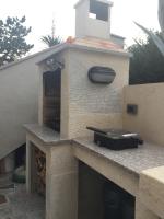 Rosso Apartment 400 m from Beach, Comfortable Stay & Free Parking - B&B Ravni