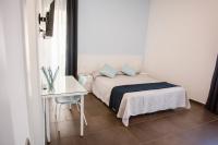 Zimmer mit Kingsize-Bett und Balkon