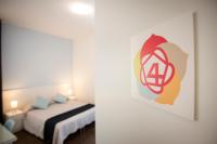 Zimmer mit Kingsize-Bett und Balkon