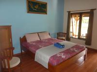 Zimmer mit Queensize-Bett und Gartenblick