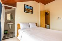 Habitación con cama extragrande y balcón