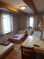 Dreibettzimmer mit Gartenblick
