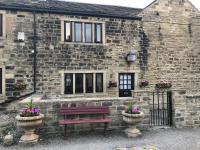 B&B Leeds - The Cottage, cosy 2 bedroom pet friendly perfect for contractors free secure parking,CCTV - Bed and Breakfast Leeds