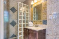 Chambre Lit Queen-Size - Vue sur Piscine
