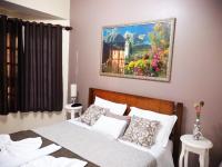 Habitación con cama grande y balcón
