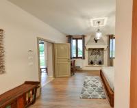 Zimmer mit Kingsize-Bett und Gartenblick. 