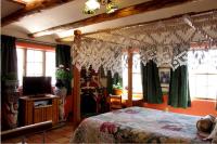 Zimmer mit Queensize-Bett und Whirlpool-Badewanne