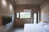 Zimmer mit Kingsize-Bett und Bergblick