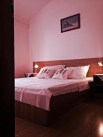 Apartamento de 1 dormitorio con balcón y vistas al jardín