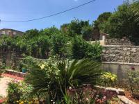 Estudio con vistas al jardín