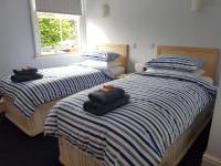 Standaard Tweepersoonskamer met 2 Aparte Bedden - Gedeelde Badkamer