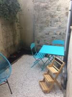 F2 cosy avec Cour - B&B