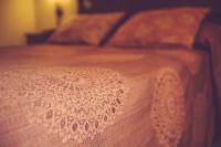 Zimmer mit Kingsize-Bett und Gartenblick.