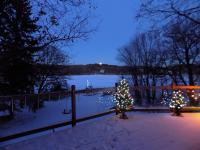 Habitación con cama grande y vistas al mar