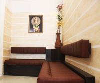 Habitación con cama grande y balcón