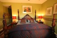 Zimmer mit Kingsize-Bett und Poolblick