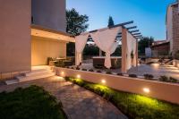 Family Apartment Dubrovnik - private jacuzzi terrace, private parking - B&B Dubrovnik