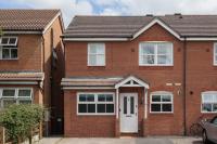 Hereford - Kestrel House - 4 Bedroom House Close to City With Parking - Sleeps 7 - Suitable for Family Gatherings or Contractors With Vehicles - Hosted by RENTMYHOUSE - Bed and Breakfast Hereford