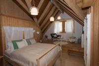 Chambre Lit Queen-Size avec Salle de Bains Commune 