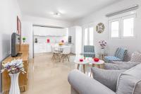 Central Luxurious Apartments Close to the Sea - B&B Rodi