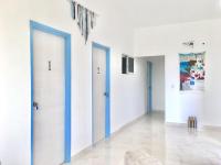 Habitación con cama grande y vistas al mar