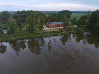 Florennes Gîte neuf 150 M2 devant un grand lac privé de 2 hectares poissonneux au milieu des bois - B&B