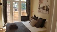 B&B London - Amazing Studio Apartment in North East London - Bed and Breakfast London
