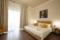 Suite con cama grande y balcón