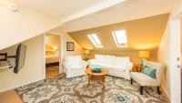 Deluxe Queen Suite
