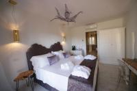 Zimmer mit Kingsize-Bett und Meerblick