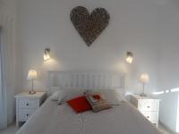 Zimmer mit Kingsize-Bett und Poolblick