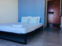 Zimmer mit Kingsize-Bett und Balkon