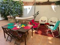 Seaside Apartment in Sitges Steps from Beaches with private Patio - B&B Sitges