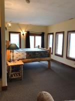 Zimmer mit Kingsize-Bett und Gartenblick.