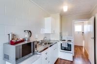 Zimmer mit Queensize-Bett und Gartenblick