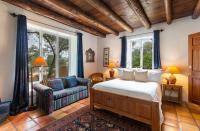 Habitación con cama grande