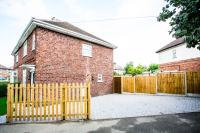 Lovely 3 Bedroom House - Close to all attractions - Free Parking - Bed and Breakfast