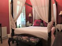 Deluxe Queen Suite with Spa Bath
