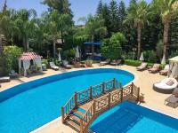 Apartment with Pool View 