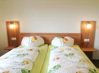 Zimmer mit Kingsize-Bett und Gartenblick.