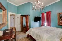 Zimmer mit Kingsize-Bett