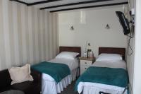 Tweepersoonskamer met 2 Aparte Bedden en Badkamer