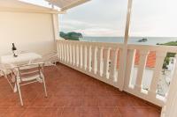 Appartamento su 2 Livelli con 2 Camere da Letto, Balcone e Vista Mare