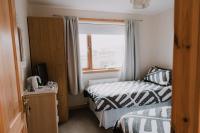 Tweepersoonskamer met 2 Aparte Bedden en Eigen Badkamer