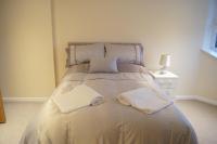 Modern, Cosy Apartment In Bearsden with Private Parking - B&B