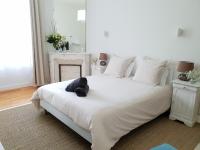 Zimmer mit Queensize-Bett und Poolblick