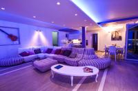 #1 Lux Villa with Pool, Gameroom, Spa, Zen Yard #Free airpot transport# - Chambres d’hôtes
